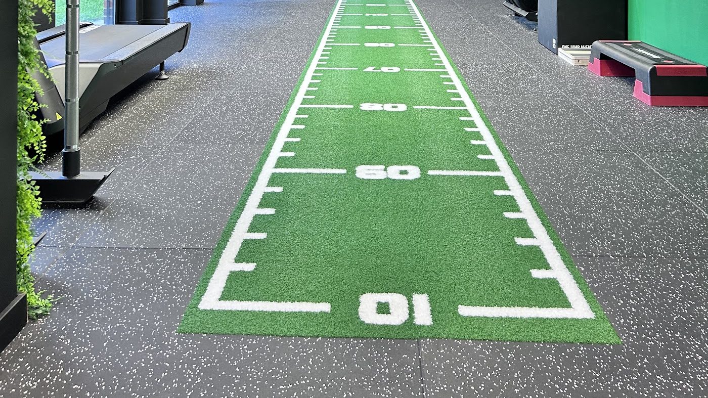 Sprint track en gazon synthétique avec ses repères de distance