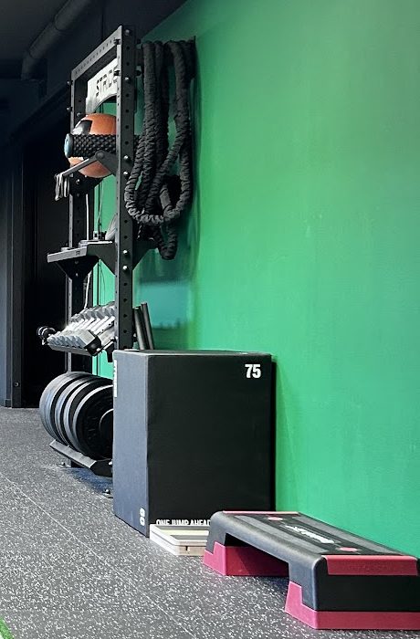 Mur vert avec cordes ondulatoires, box de pliométrie et step