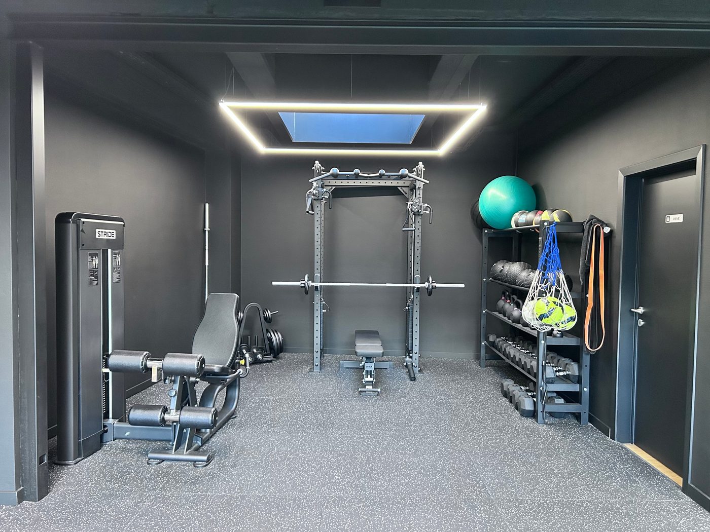 Espace de musculation du centre&nbsp;: rack, banc, machine, haltères, ballons et élastiques