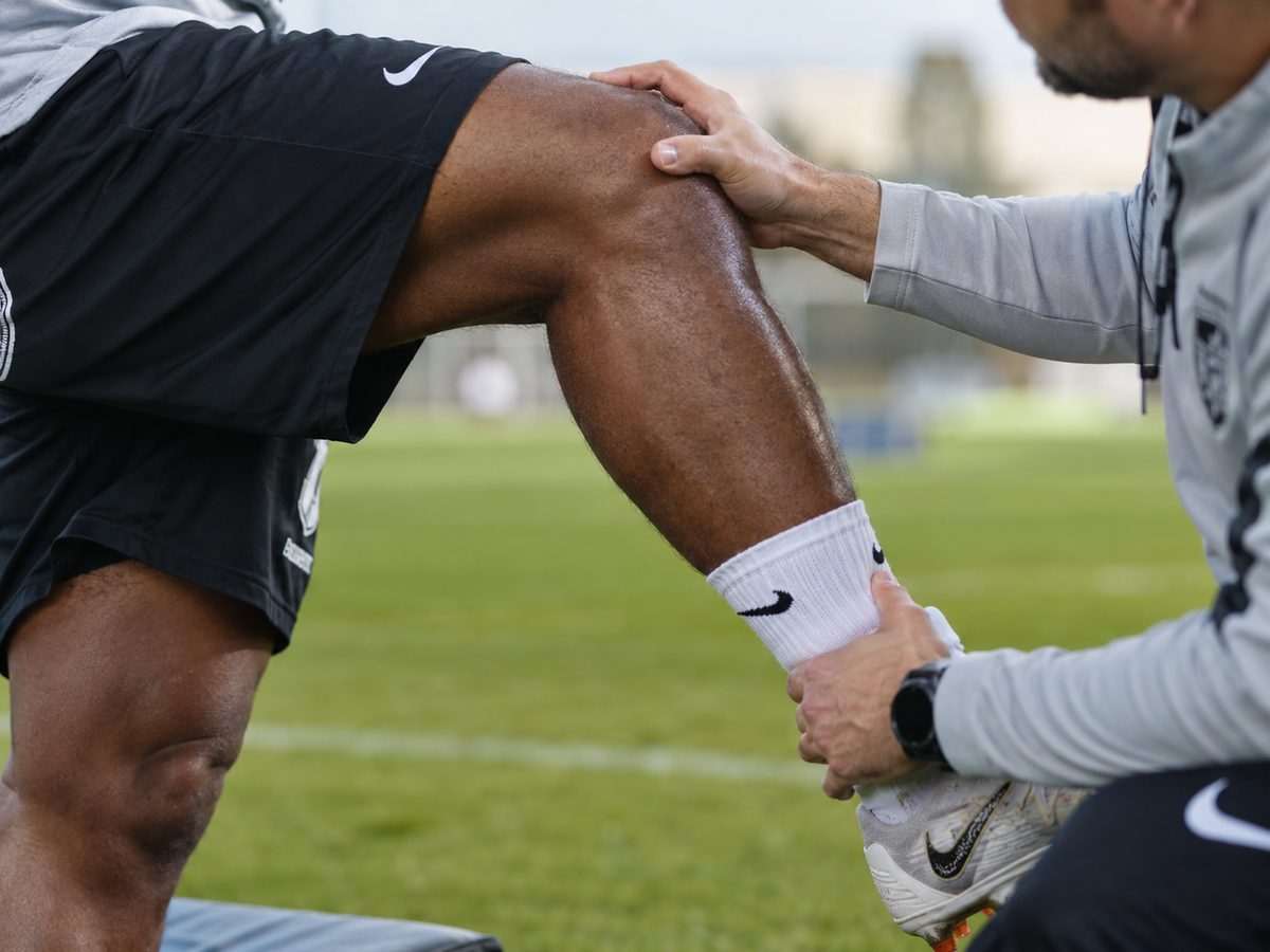 Test du genou d'un footballeur au bord du terrain